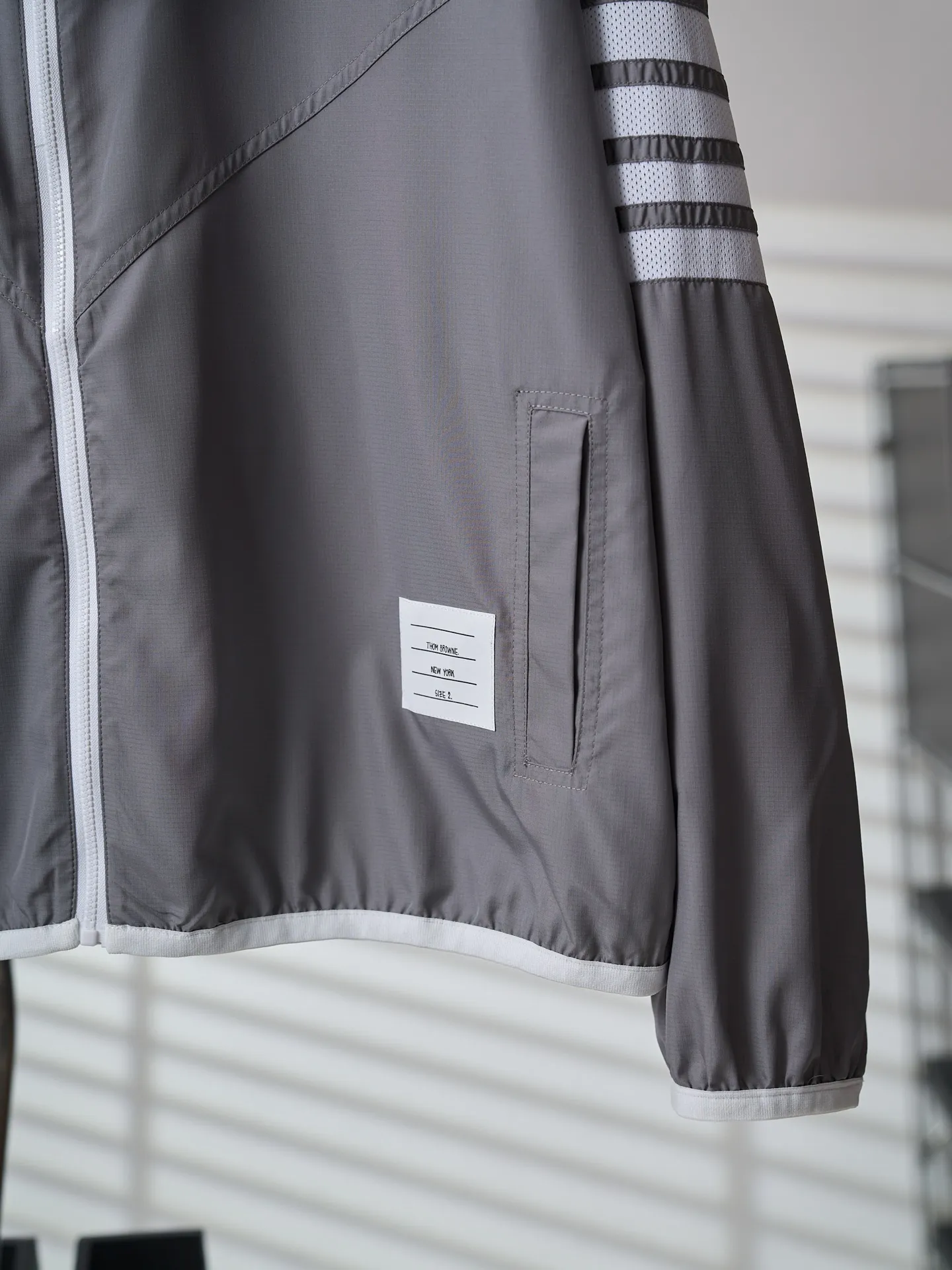 THON BROTHER/ TBClassic 【In Stock】 1 2 3 4 ： ， FDY ， 。 、 、 ； ， ， Breathable 。 ， ； Breathable， 。 ， 、 。 1： ，White ， ， ， ； Breathable ， 。 2： ， ； +Classic ， ， ， 。 3：